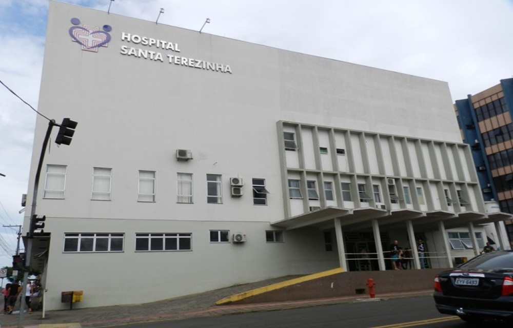 Ir para  <p>Completando quase 30 dias de paralisa&ccedil;&atilde;o de parte dos procedimentos, a dire&ccedil;&atilde;o do Hospital Santa Terezinha vem buscando medidas para retomar os servi&ccedil;os. Estavam paralisados deste o...